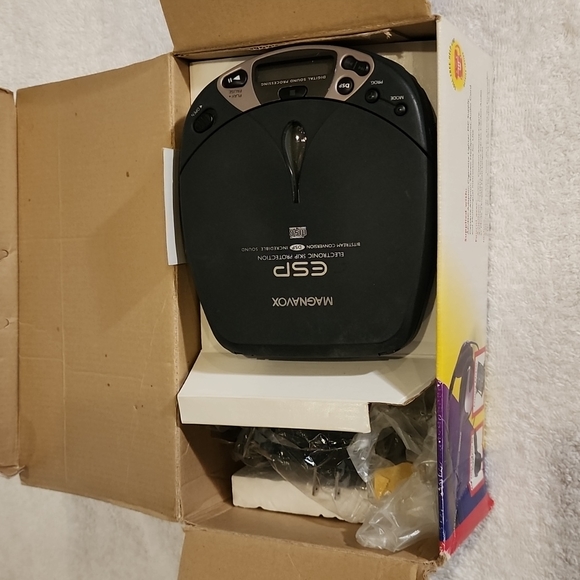 Magnavox Portable CD Player - Picture 13 of 15